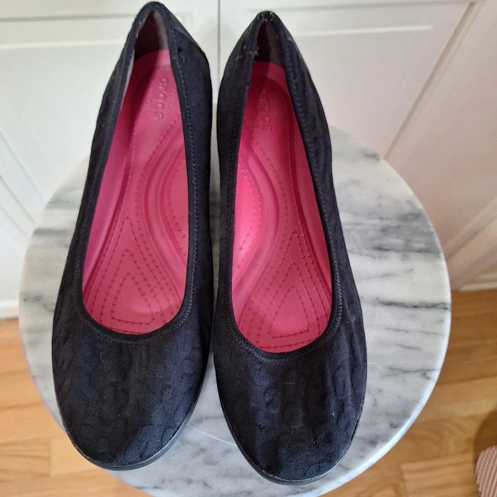 Crocs Lina Wedge Black Embossed Floral Dual Comfort Pumps Shoes Women